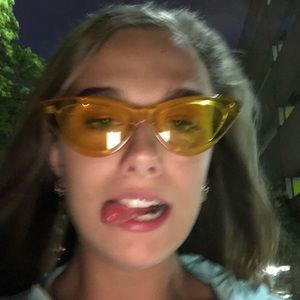 Meet your Posher, Julia